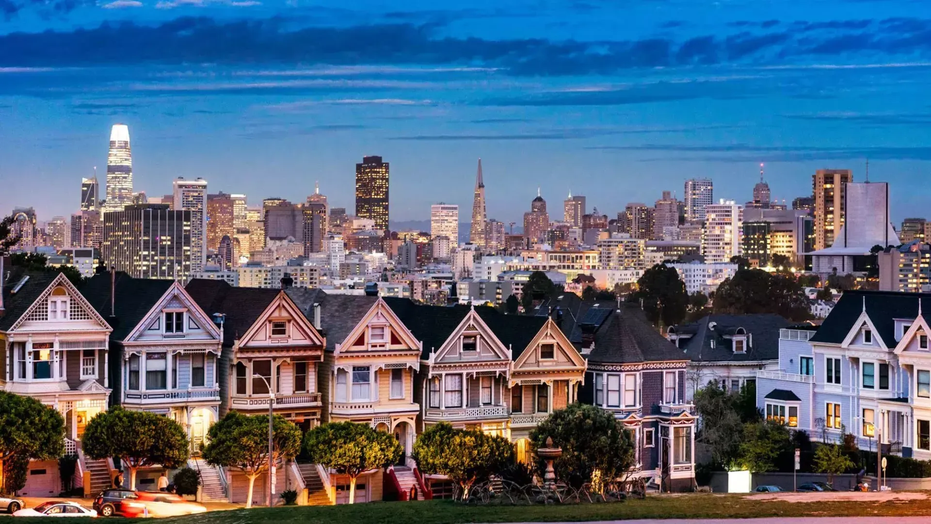 阿拉莫广场(Alamo Square)著名的彩绘女士们在贝博体彩app天际线(贝博体彩app skyline)的黄昏时分被描绘出来.